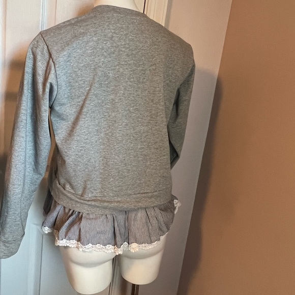 Alya gray sweatshirt with feminine trim - Picture 2 of 3